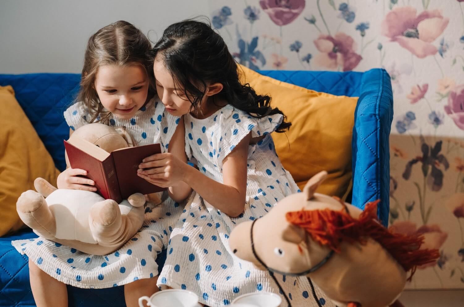 2 children reading a book